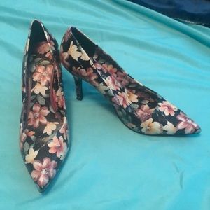 Nine West size 8 floral heels